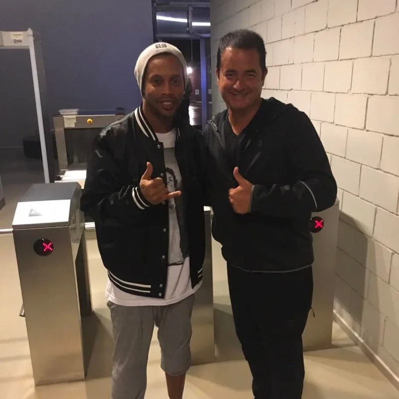 Ο Ronaldinho με τον Acun Ilıcalı σε εσωτερικό χώρο.