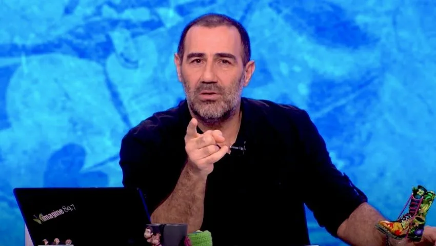 Ο Αντώνης Κανάκης σε τηλεοπτικό πλατό.
