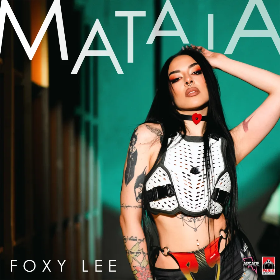 Η Foxy Lee στο εξώφυλλο του single της «Μάταια».