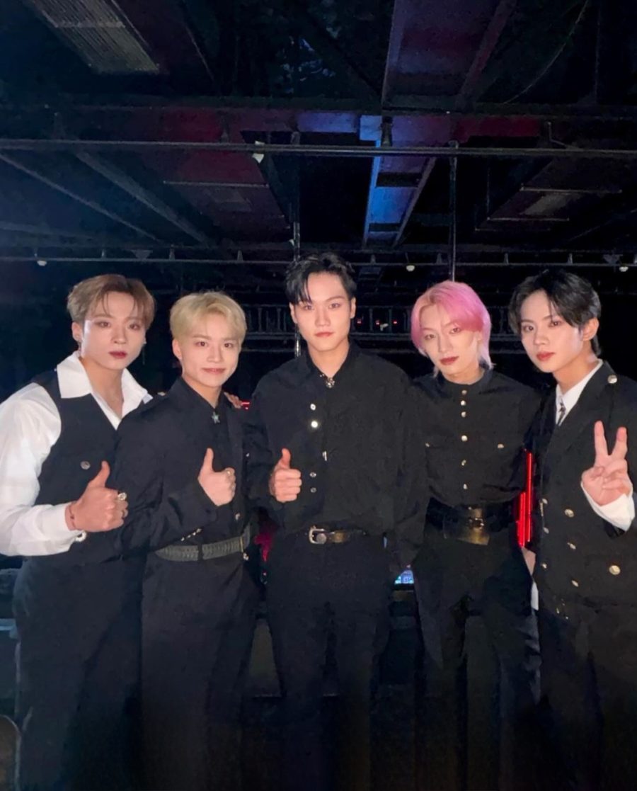 Το K-pop συγκρότημα MCND ποζάρει σε εσωτερικό χώρο.