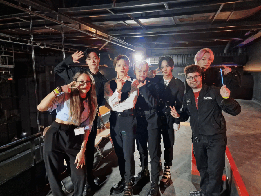 Το K-pop συγκρότημα MCND με fans στα παρασκήνια της περιοδείας τους στην Ελλάδα.