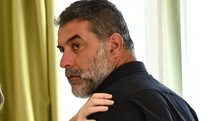 Ο Αντρέας από τη σειρά Σασμός σε κοντινό πλάνο.