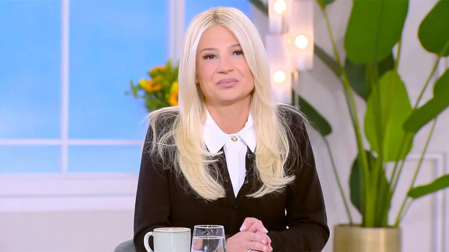 Η Φαίη Σκορδά στο πλατό της εκπομπής της.