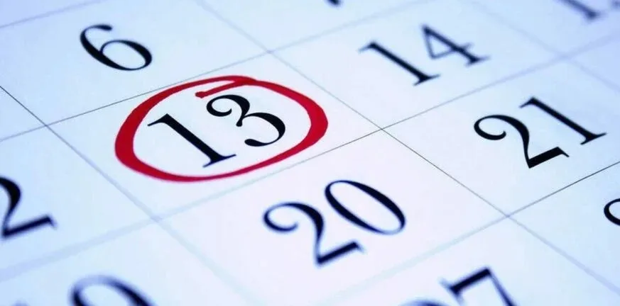 Κοντινό πλάνο σε ημερολόγιο με τον αριθμό 13 κυκλωμένο με κόκκινο μαρκαδόρο.