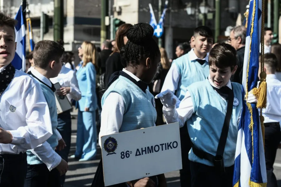 Μαθητές σε παρέλαση για την 25η Μαρτίου.