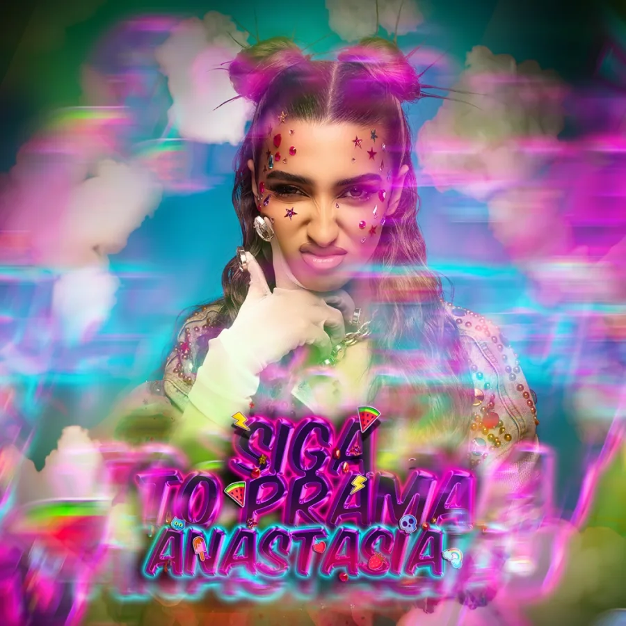 Η Αναστασία σε πολύχρωμο φόντο για το single «Σιγά Το Πράμα».