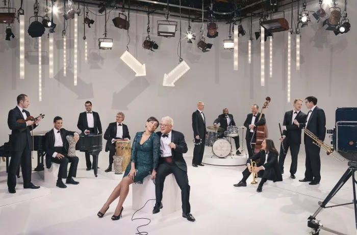 Οι Pink Martini με την China Forbes σε στούντιο με πλήρη ορχήστρα.