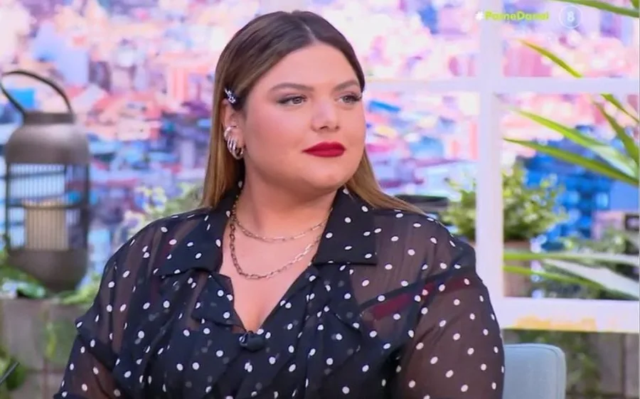 Η Δανάη Μπάρκα σε τηλεοπτικό πλατό.