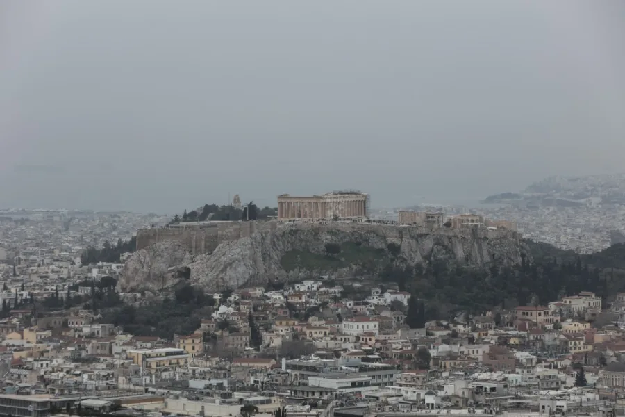 Πανοραμική άποψη της Ακρόπολης των Αθηνών με θολή ατμόσφαιρα λόγω αφρικανικής σκόνης.