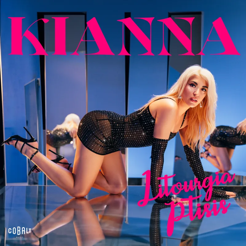 Η Kianna ποζάρει σε καθρέφτες για το εξώφυλλο του single Λειτουργία Πτήσης.