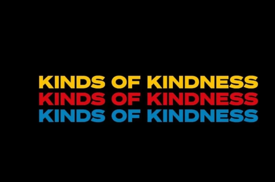 Ο τίτλος της ταινίας Kinds of Kindness του Γιώργου Λάνθιμου σε κίτρινο, κόκκινο και μπλε χρώμα.