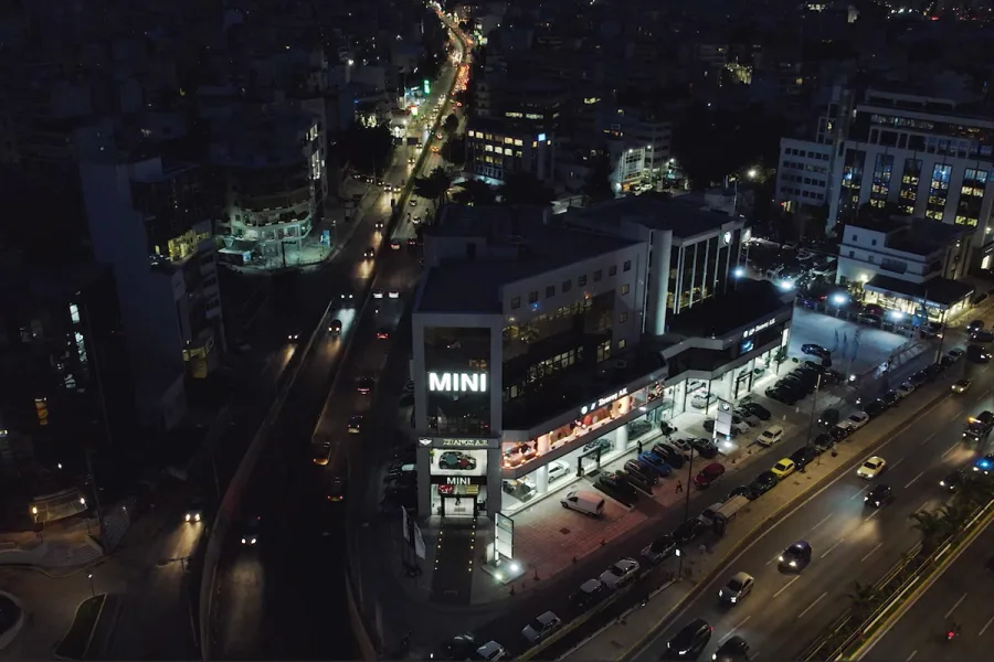 Νυχτερινή αεροφωτογραφία της αντιπροσωπείας Σπανός ΑΕ. με την επιγραφή MINI.