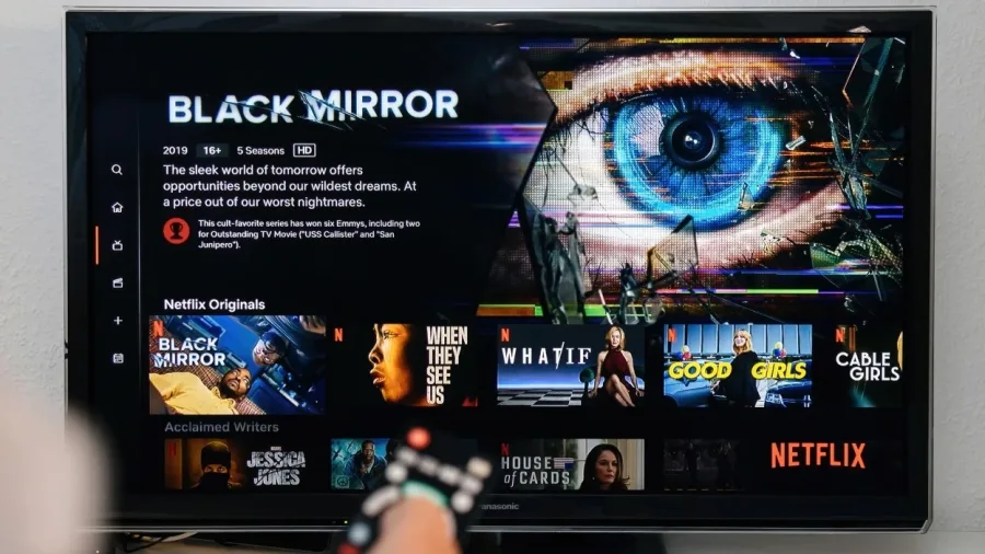 Η αρχική οθόνη του Netflix με τη σειρά Black Mirror σε τηλεόραση.