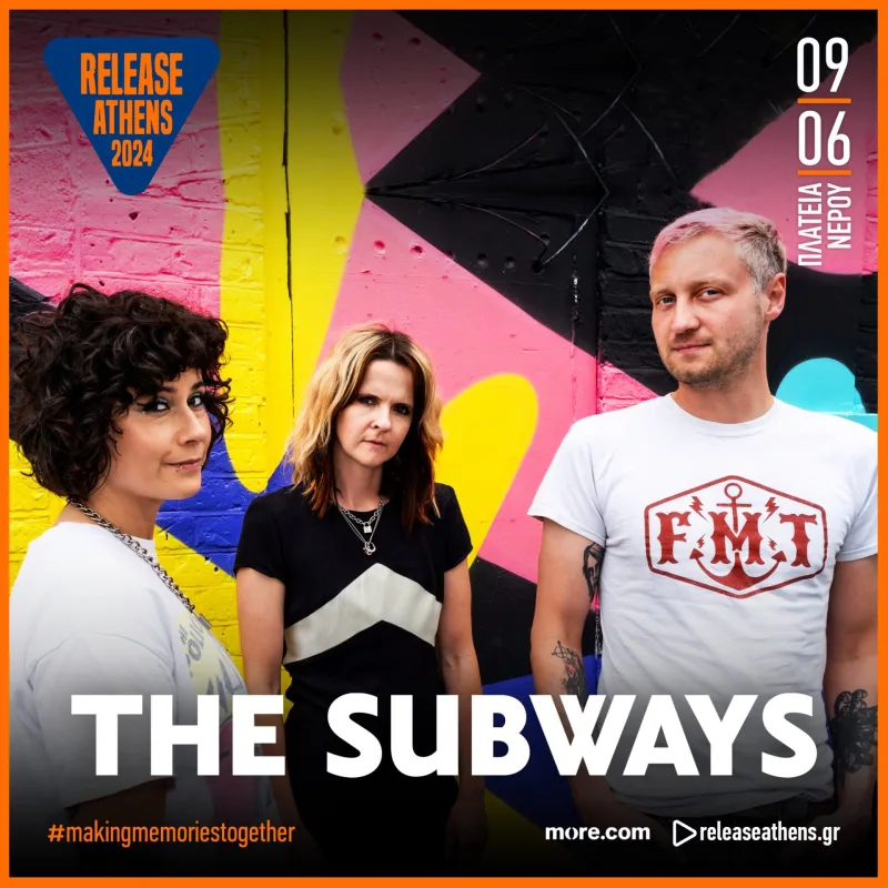 Το συγκρότημα The Subways μπροστά από πολύχρωμο τοίχο με γκράφιτι.
