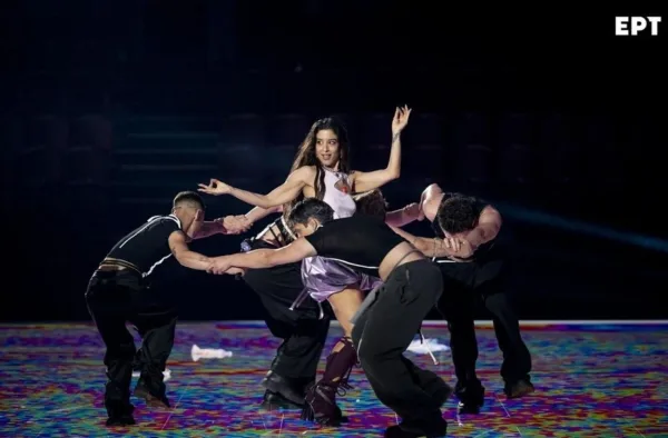 Η Μαρίνα Σάττι στη σκηνή της Eurovision 2024 με χορευτές.