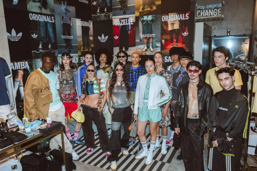 Μοντέλα σε φωτογράφιση για την καμπάνια των adidas Originals.