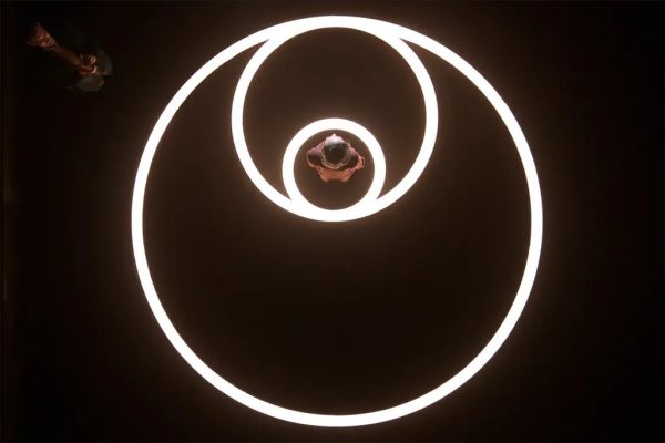 Σκηνή από τη σειρά 3 Body Problem με φωτεινούς κύκλους στο έδαφος.