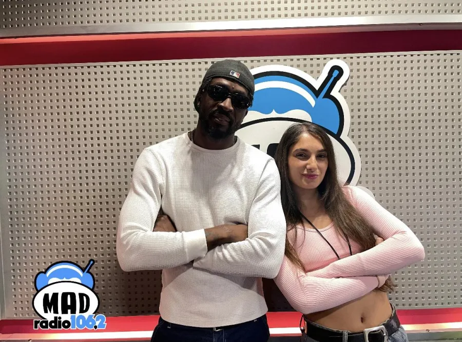 Ο Dj Kas και η Αθηνά στο στούντιο του Mad Radio 106,2.