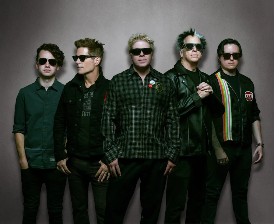 Το συγκρότημα The Offspring ποζάρει με γυαλιά ηλίου.