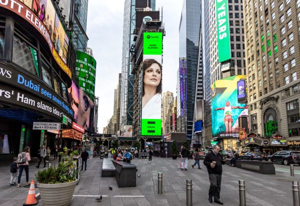 Χάρις Αλεξίου: Σε billboard στη φημισμένη Times Square της Νέας Υόρκης