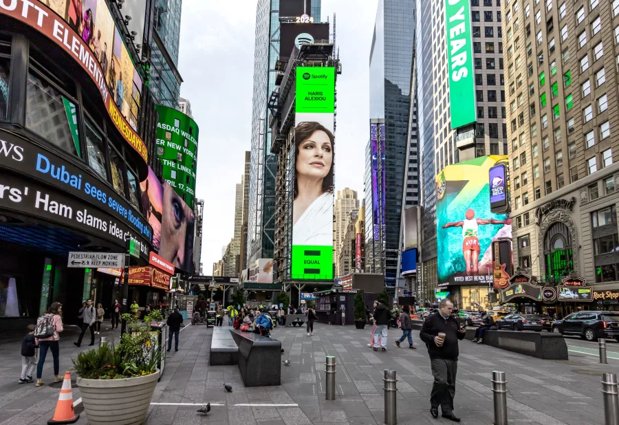 Η Χάρις Αλεξίου σε billboard της Spotify στην Times Square της Νέας Υόρκης.