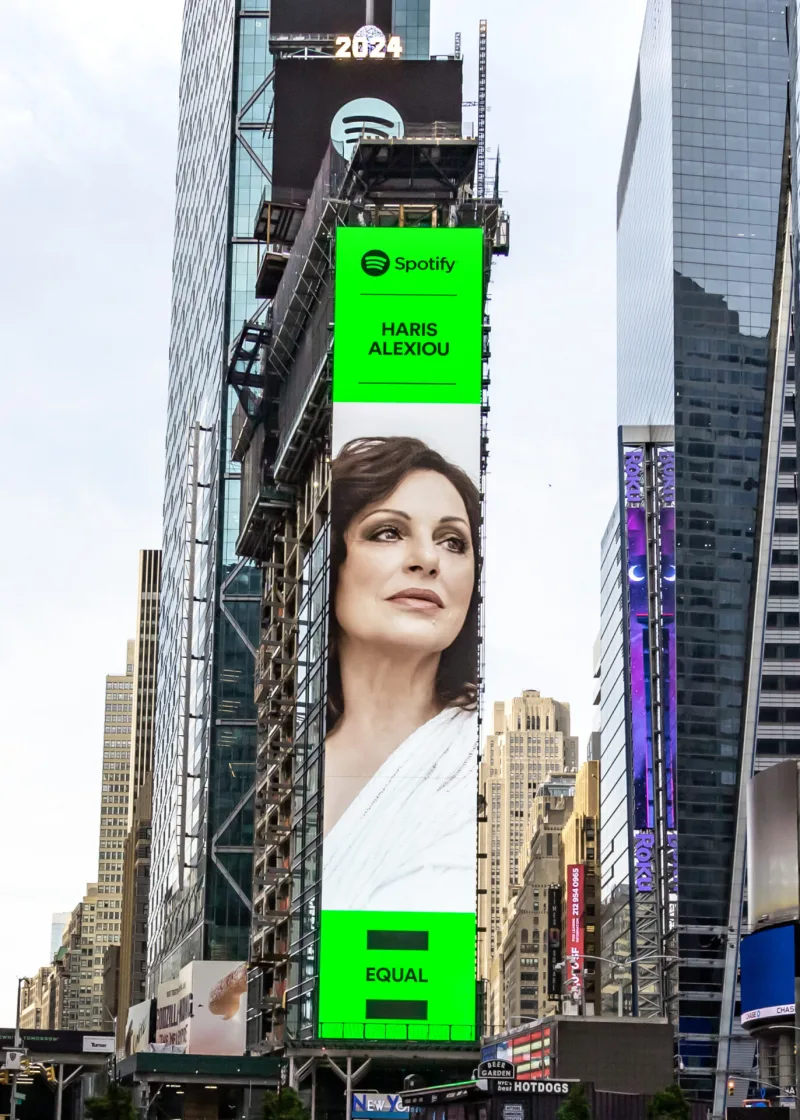 Η Χάρις Αλεξίου σε ψηφιακό billboard της Spotify στην Times Square της Νέας Υόρκης.