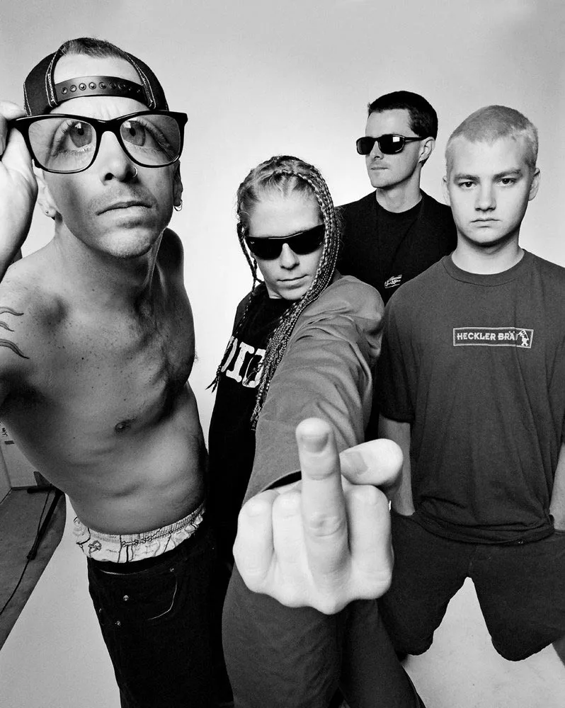 Το συγκρότημα The Offspring σε ασπρόμαυρη φωτογραφία από τη δεκαετία του '90.
