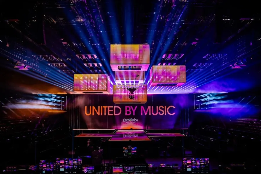 Η εντυπωσιακή σκηνή της Eurovision 2024 με φωτισμούς και το σύνθημα United By Music.