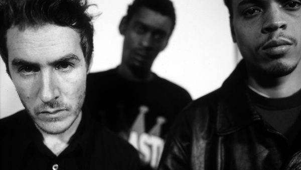 Ασπρόμαυρη φωτογραφία των Massive Attack