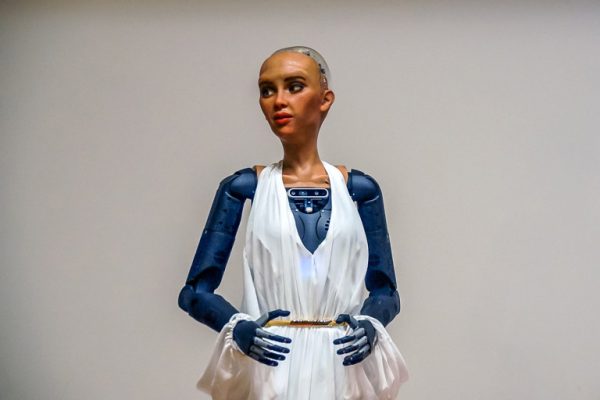 Viral το ρομπότ Sophia: «Έφαγε» τούμπα στη ΔΕΘ