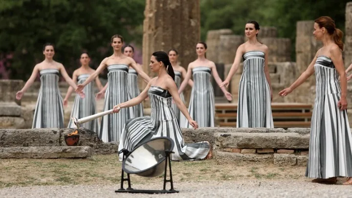 Τελετή Αφής της Ολυμπιακής Φλόγας στην Αρχαία Ολυμπία με ιέρειες.