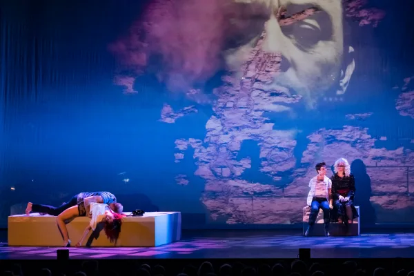 Σκηνή από την παράσταση The Wall - Pink Floyd's Rock Opera