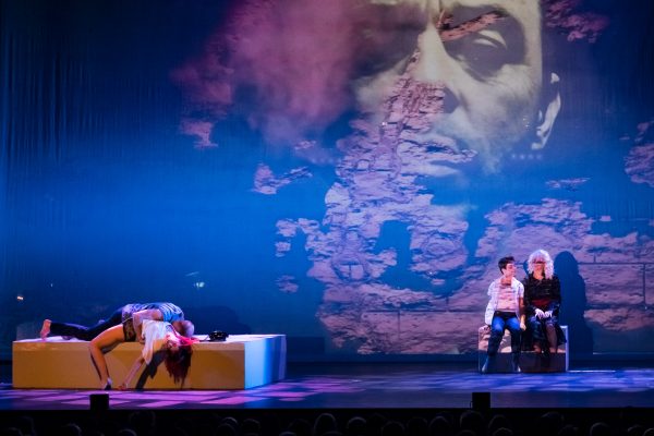 Σκηνή από την παράσταση The Wall - Pink Floyd's Rock Opera
