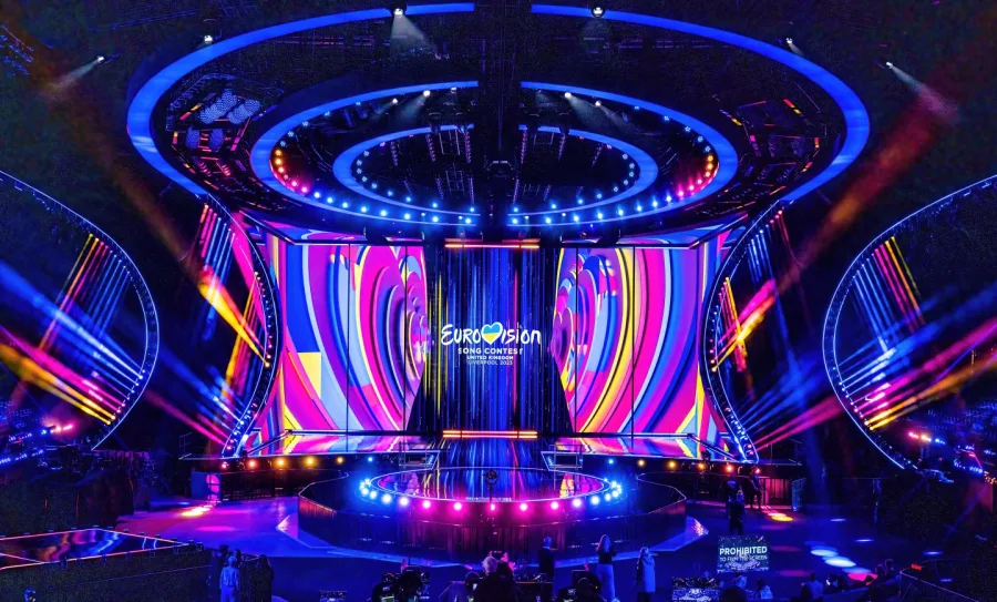 Η εντυπωσιακή σκηνή της Eurovision με πολύχρωμα φώτα και οθόνες.