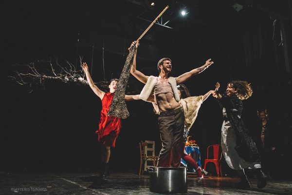 Καλλιτέχνες σε θεατρική παράσταση στο Off-Off Athens Festival.