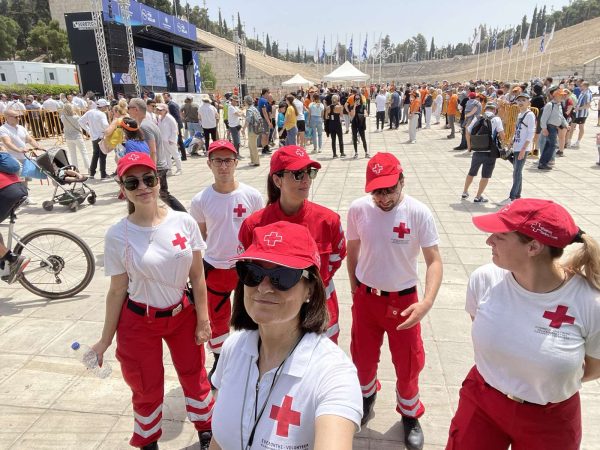 Εθελοντές του Ελληνικού Ερυθρού Σταυρού σε εξωτερικό χώρο.