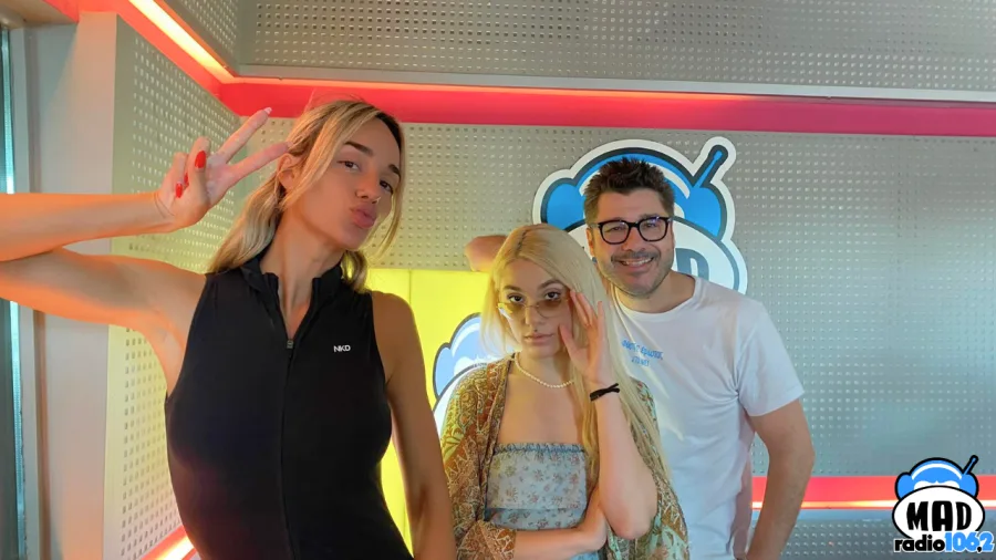 Η Joanne με τους ραδιοφωνικούς παραγωγούς στο στούντιο του Mad Radio 106,2.