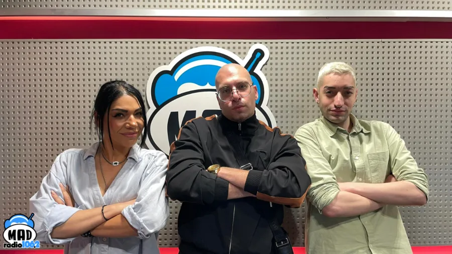 Ο OGE με δύο παρουσιαστές στο στούντιο του Mad Radio 106.2.