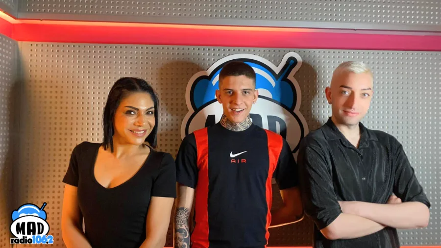 Ο Roi 6/12 με δύο παρουσιαστές στο studio του Mad Radio 106,2.