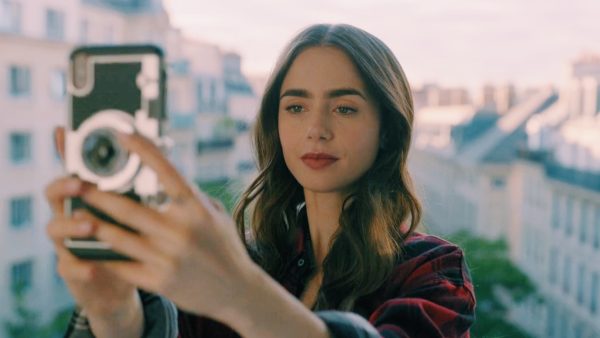 &Eta; Lily Collins &omega;&sigmaf; Emily Cooper &sigma;&tau;&eta; &sigma;&epsilon;&iota;&rho;ά Emily in Paris.