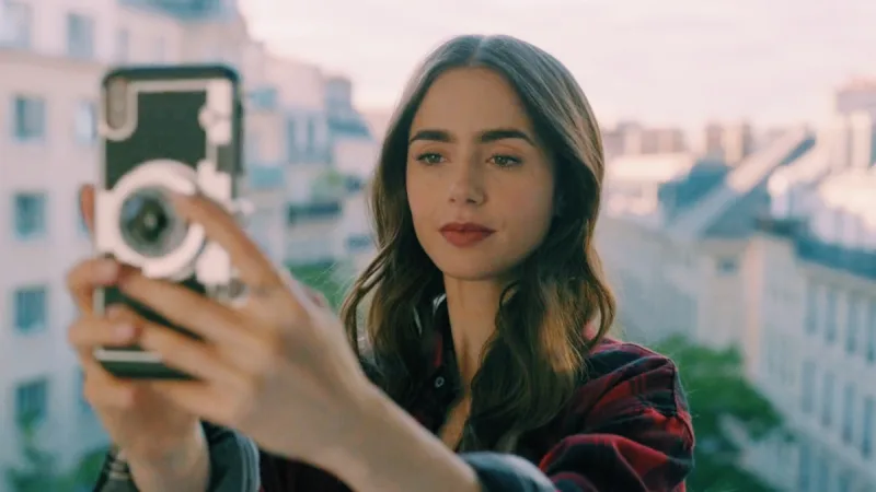 Η Lily Collins ως Emily Cooper στη σειρά Emily in Paris.