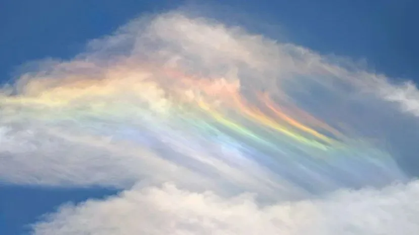 Το φαινόμενο fire rainbow στον ουρανό.