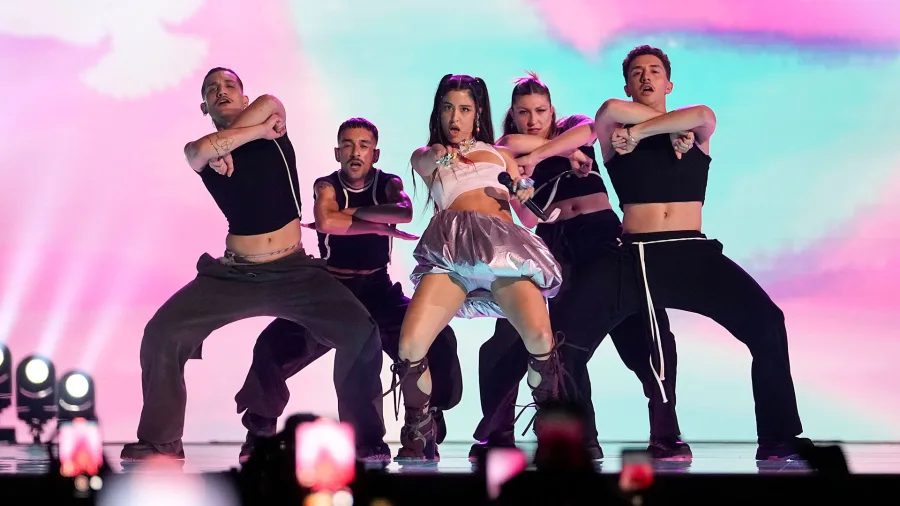 Η Μαρίνα Σάττι στη σκηνή της Eurovision 2024 με χορευτές.