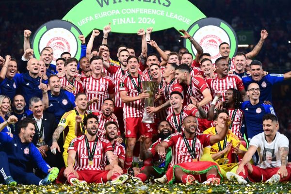 Conference League: Ο Ολυμπιακός έγινε η πρώτη ελληνική ομάδα που κατακτά ευρωπαϊκό τρόπαιο