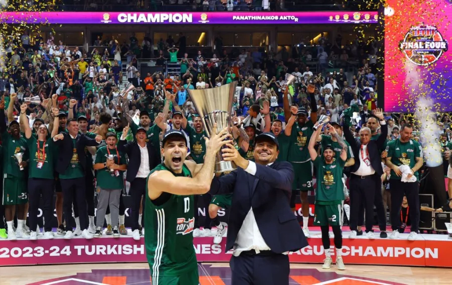 Παίκτες και προπονητής του Παναθηναϊκού πανηγυρίζουν με το τρόπαιο της EuroLeague.