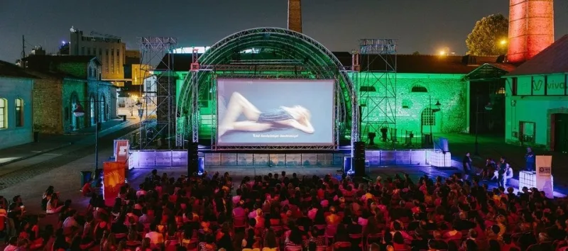Υπαίθρια προβολή ταινίας στο Athens Open Air Film Festival.