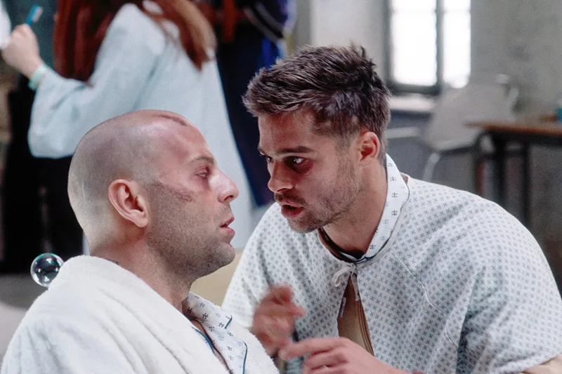 Ο Bruce Willis και ο Brad Pitt σε σκηνή από την ταινία 12 Πίθηκοι.