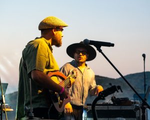 Μουσικοί στη σκηνή του Voes Festival 2024 στο Χιονοδρομικό Κέντρο Ζήρειας.