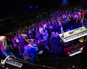 Καλλιτέχνες στη σκηνή του Voes Festival 2024 μπροστά σε πλήθος κόσμου.