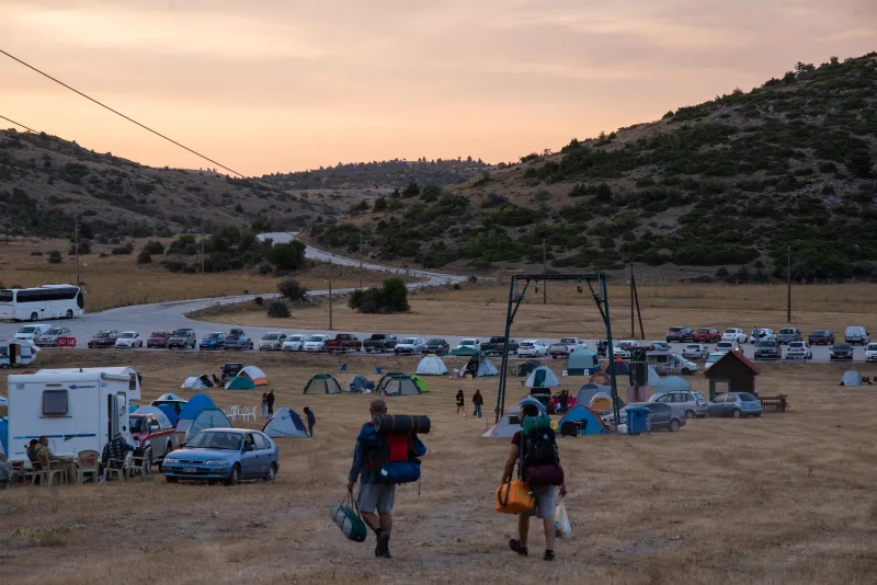 Κατασκηνωτές με σακίδια σε φεστιβάλ στο Χιονοδρομικό Κέντρο Ζήρειας.